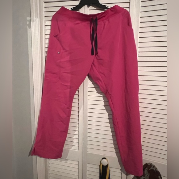 Figs set! Cargo set xl. One pocket top. - Picture 1 of 2